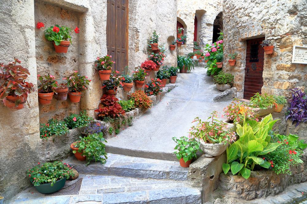 ساختمانهای سنگی تزئین شده با گلدان